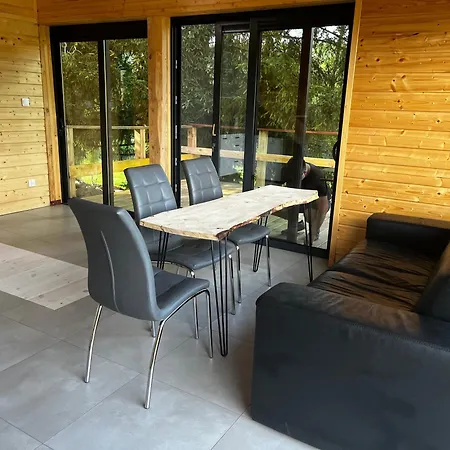 W Lesie Nad Rzeka Apartman